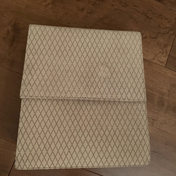 BROWNS soft beige purse with brown thin diamond cross pattern - Picture 2 of 8